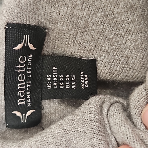 NANETTE LAPORE, SZ. XS, GRAY SWEATER WITH LONG SLEEVES WITH WHITE CUFFS. - Picture 9 of 16